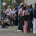 La gente hace cola frente a una farmacia para reclamar medicamentos en Cali, Colombia, el 25 de marzo de 2025 (Foto de JOAQUÍN SARMIENTO / AFP)