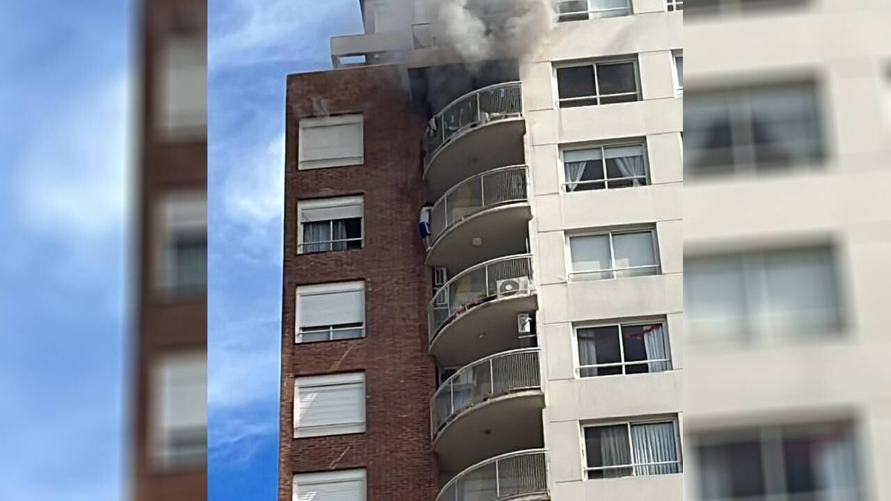 Los bomberos extinguieron el fuego, aproximadamente después de una hora.