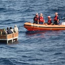 Miembros de la Guarda Costera de EE. UU. se aproximan a una balsa con doce inmigrantes cubanos a quienes posteriormente repatriaron a Cabañas, Cuba.