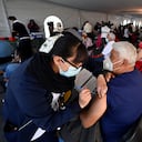 Un hombre recibe la tercera dosis de la vacuna AstraZeneca contra COVID-19 en la Ciudad de México, el 4 de enero de 2022. (Foto de ALFREDO ESTRELLA / AFP)