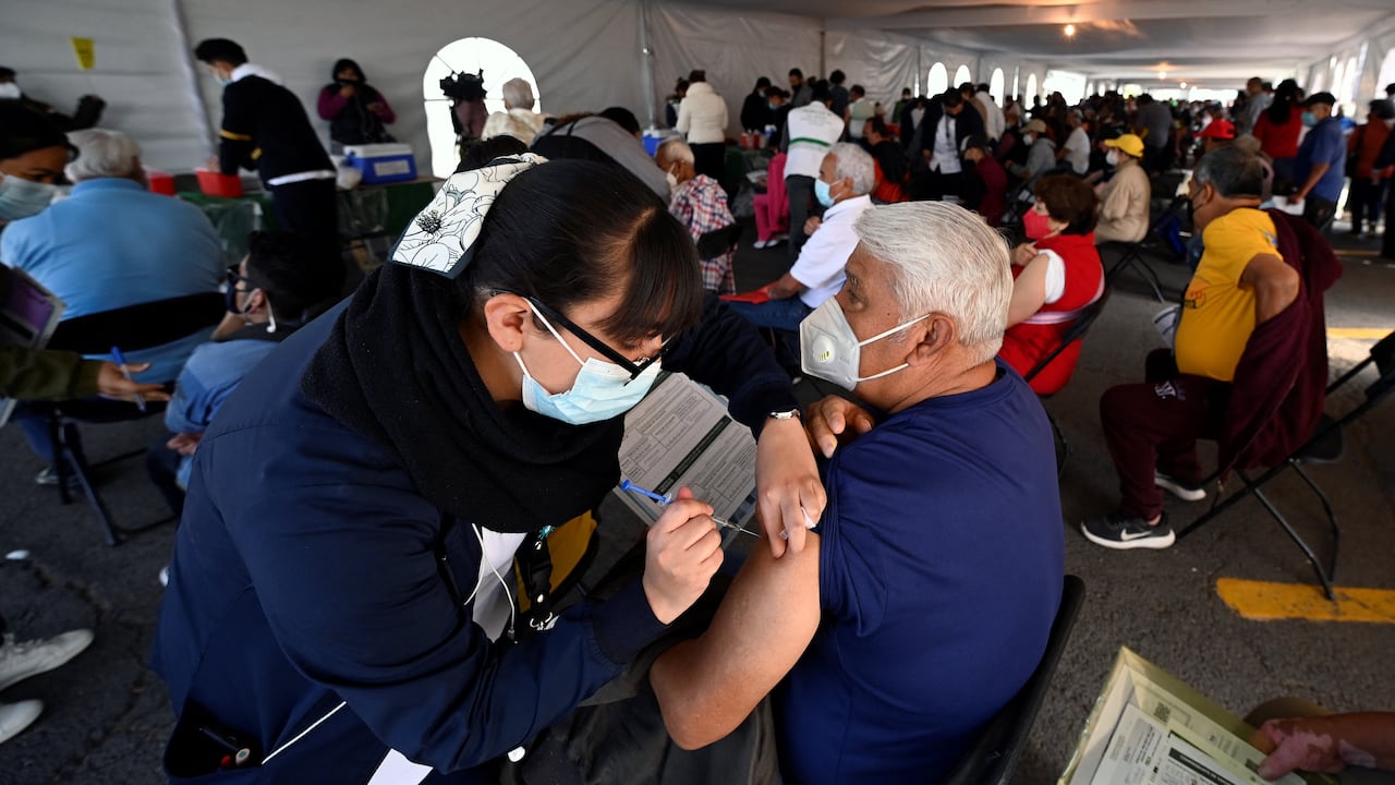 La vacunación fue clave para reducir la gravedad y la letalidad de la covid-19, en todo el mundo.