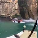 Una gigante roca golpeó tres barcos, con 34 personas, y causó ocho muertos.