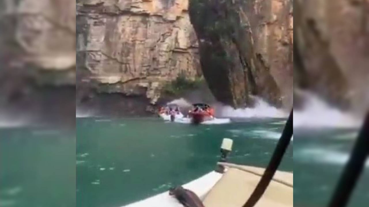Una gigante roca golpeó tres barcos, con 34 personas, y causó ocho muertos.