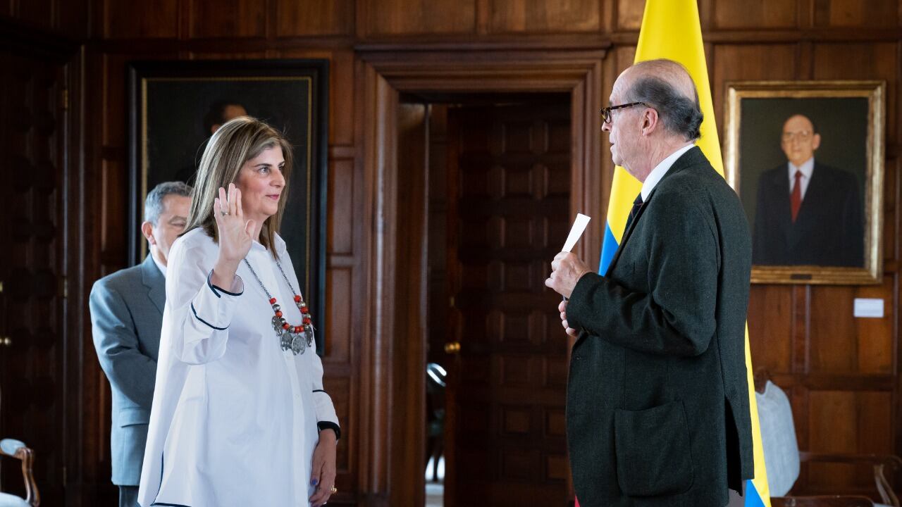 Canciller Álvaro Leyva posesiona a Laura Gil