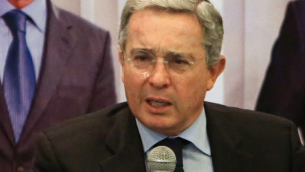 Colombia debe rechazar el fallo porque derrumba soberanía de la patria. Las cortes internacionales no están instituidas para socavar la soberanía de los pueblos sino para hacer justicia. Álvaro Uribe, Expresidente