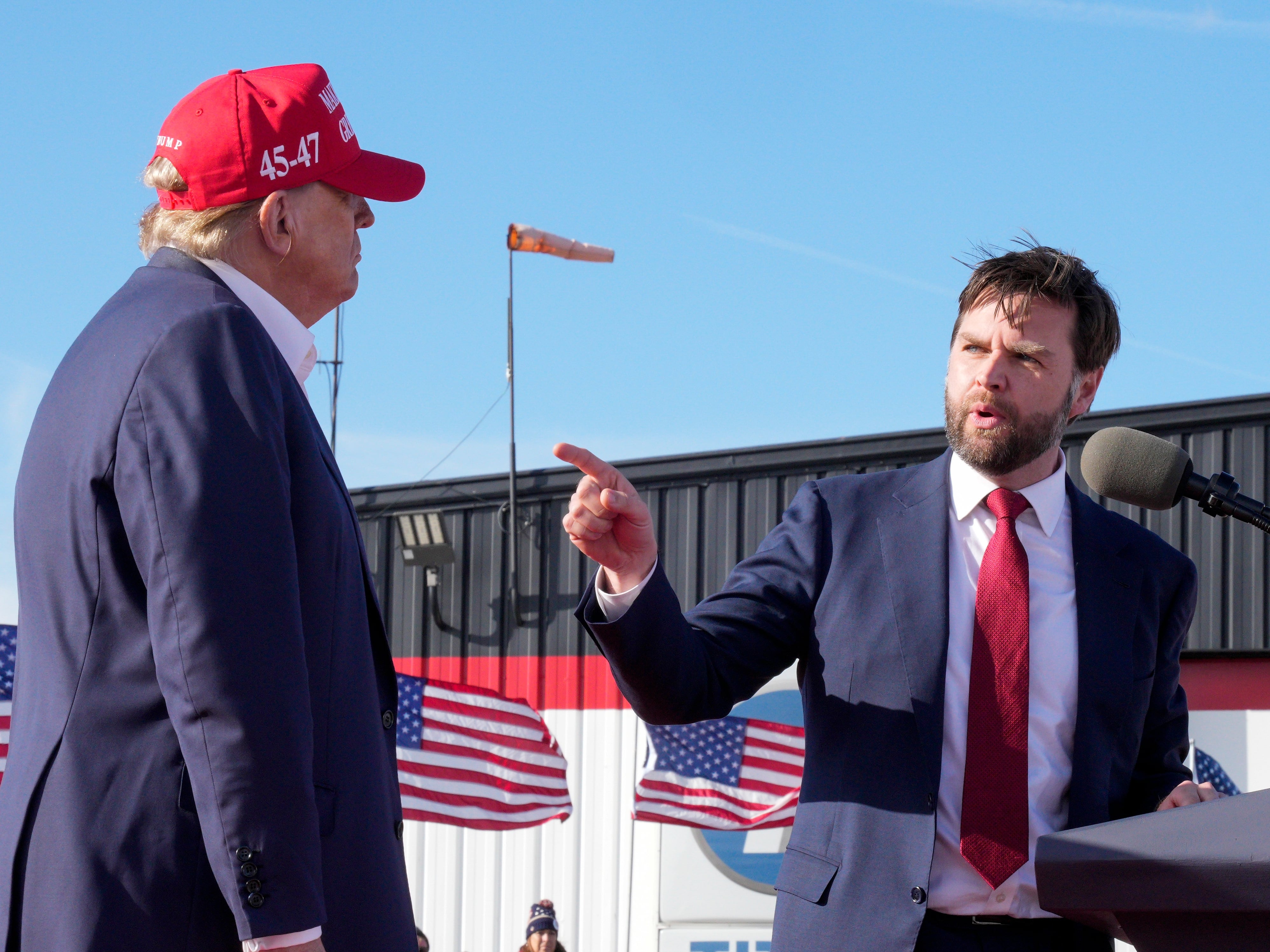 El senador J.D. Vance, republicano por Ohio (derecha), señala al candidato presidencial republicano, el expresidente Donald Trump, en un mitin de campaña, el 16 de marzo de 2024, en Vandalia, Ohio. Vance es uno de los principales contendientes para ser elegido compañero de fórmula de Trump.