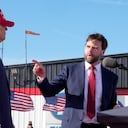 El senador J.D. Vance, republicano por Ohio (derecha), señala al candidato presidencial republicano, el expresidente Donald Trump, en un mitin de campaña, el 16 de marzo de 2024, en Vandalia, Ohio. Vance es uno de los principales contendientes para ser elegido compañero de fórmula de Trump.