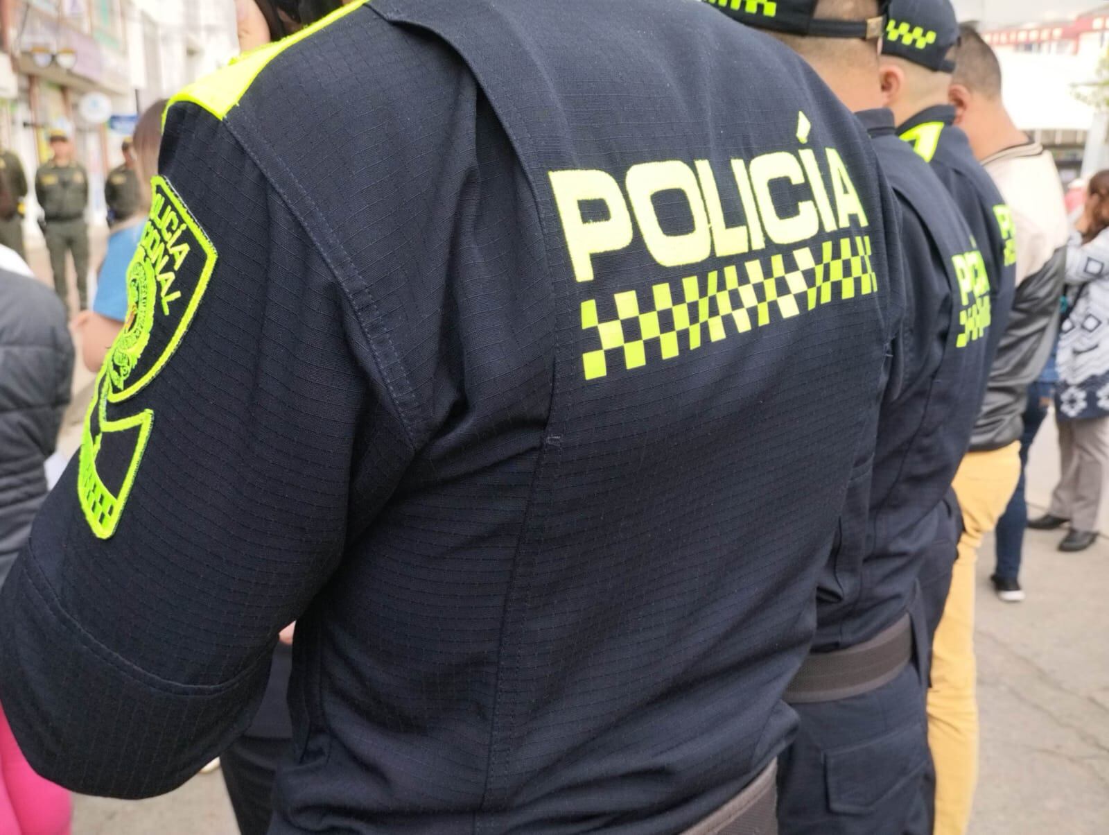 Policías de espalda