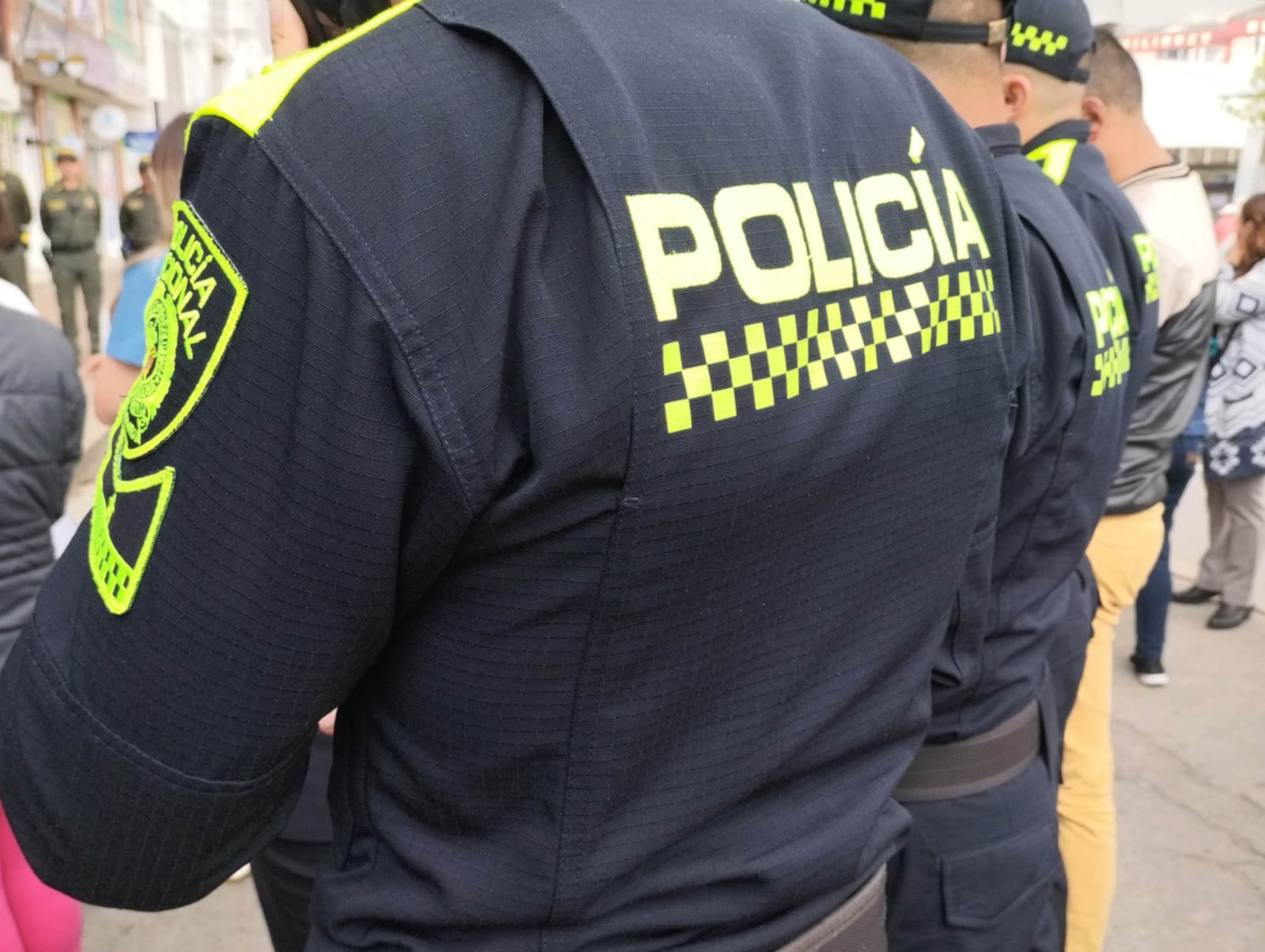 Policías de espalda