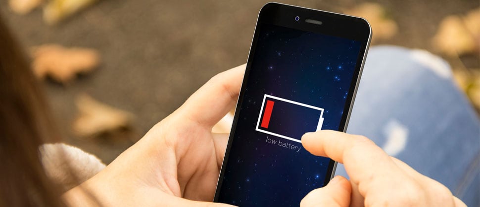 Muchas personas usan el celular todo el día y lo ponen a cargar en las noches.