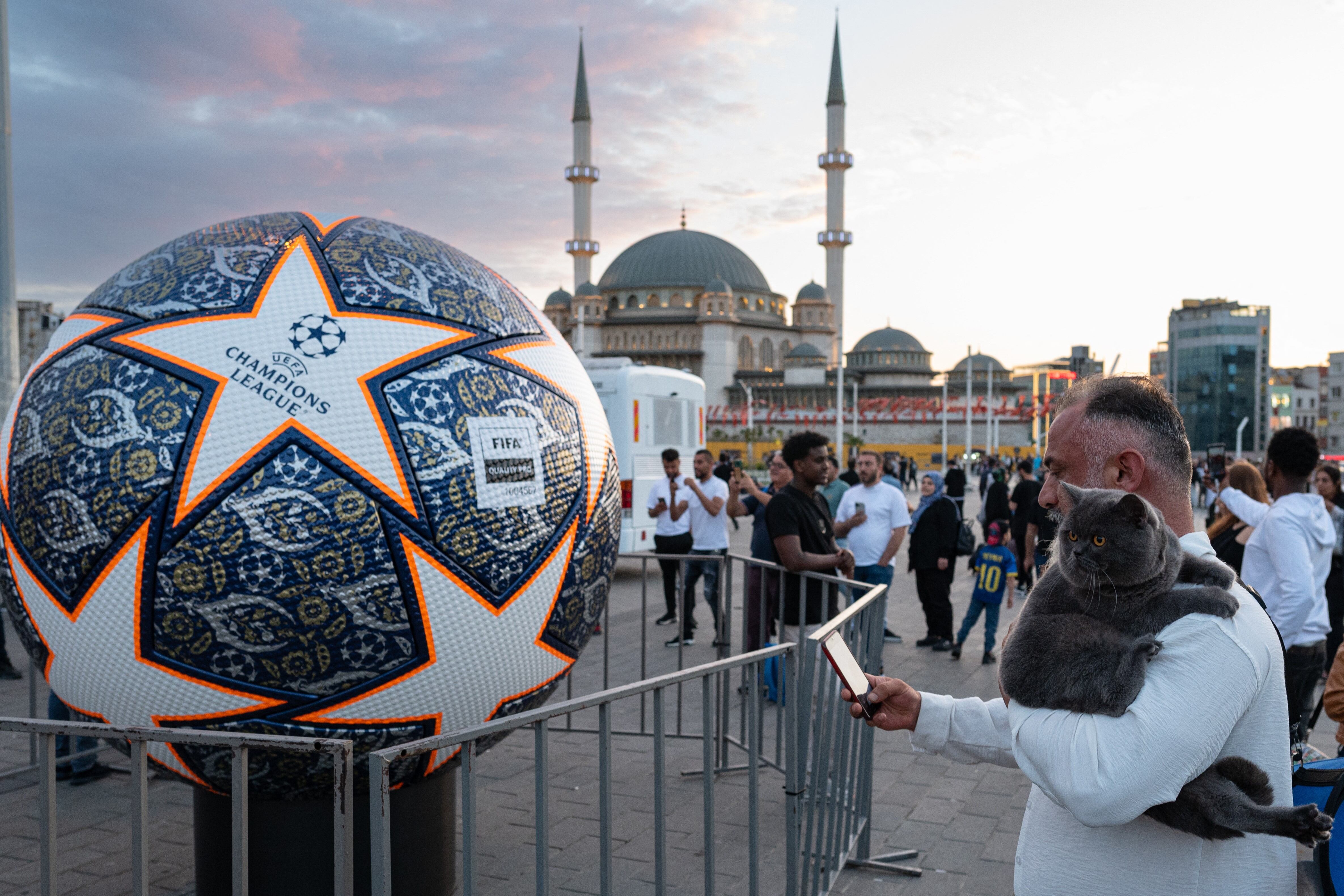 La plaza Taksim el 9 de junio de 2023, en vísperas de la final de la Liga de Campeones de la UEFA entre el Inter de Milán y el Manchester City.