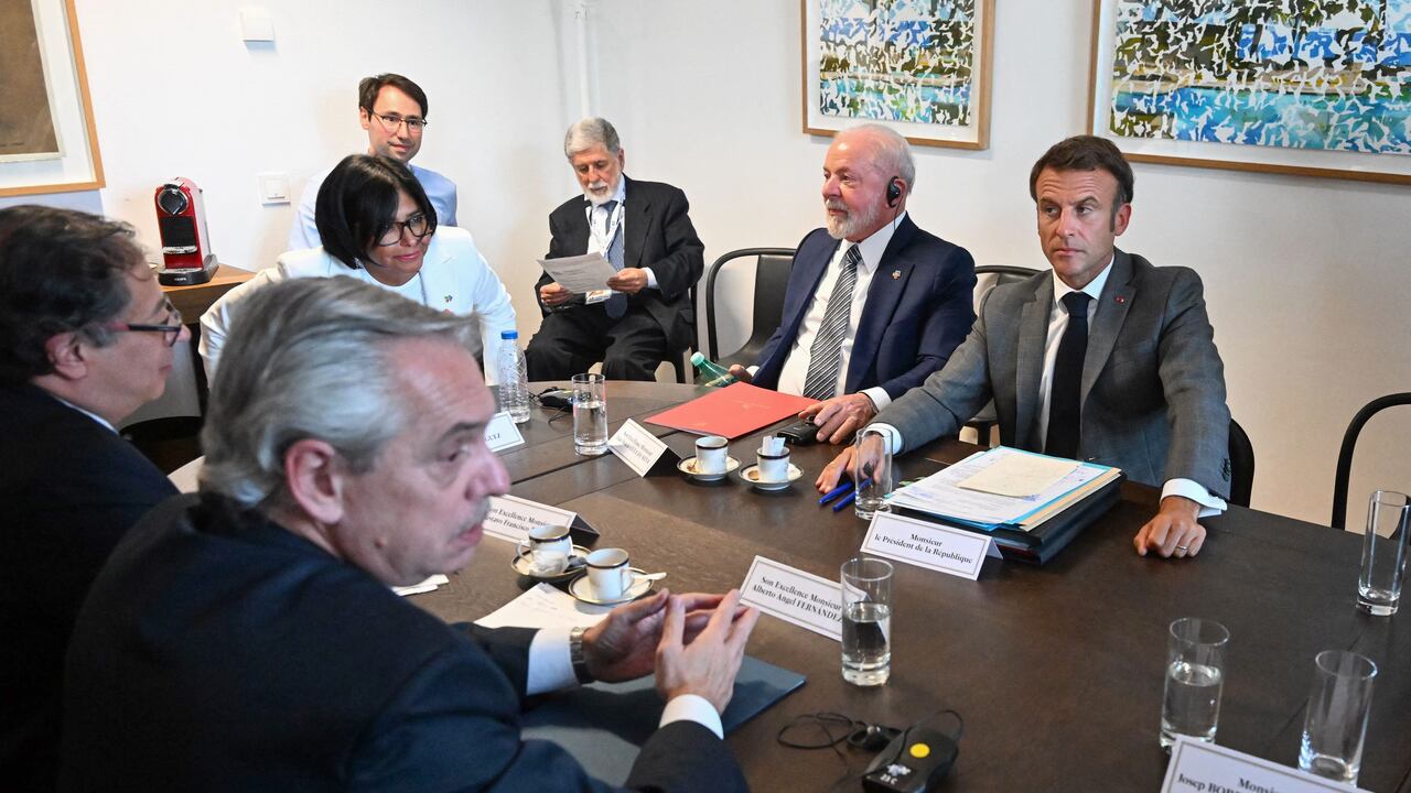 El presidente de Francia, Emmanuel Macron (R), mira mientras habla con la vicepresidenta de Venezuela, Delcy Rodríguez (3L), el presidente de Brasil, Luiz Inacio Lula da Silva (2R), el presidente de Colombia, Gustavo Petro (2L) y el presidente de Argentina, Alberto Fernández (L) durante una reunión al margen de una cumbre de la Unión Europea-Comunidad de Estados de América Latina y el Caribe (UE-CELAC) en el edificio del Consejo Europeo en Bruselas el 17 de julio de 2023. (Foto de Emmanuel DUNAND / POOL / AFP)