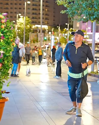 Al humorista colombiano lo sorprendieron mientras caminaba por el centro de Madrid, España.