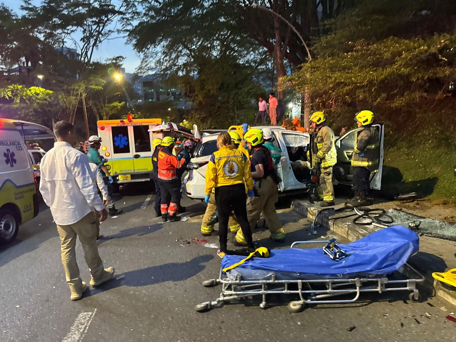 El vehículo, al parecer, se quedó sin frenos y sufrió un volcamiento.