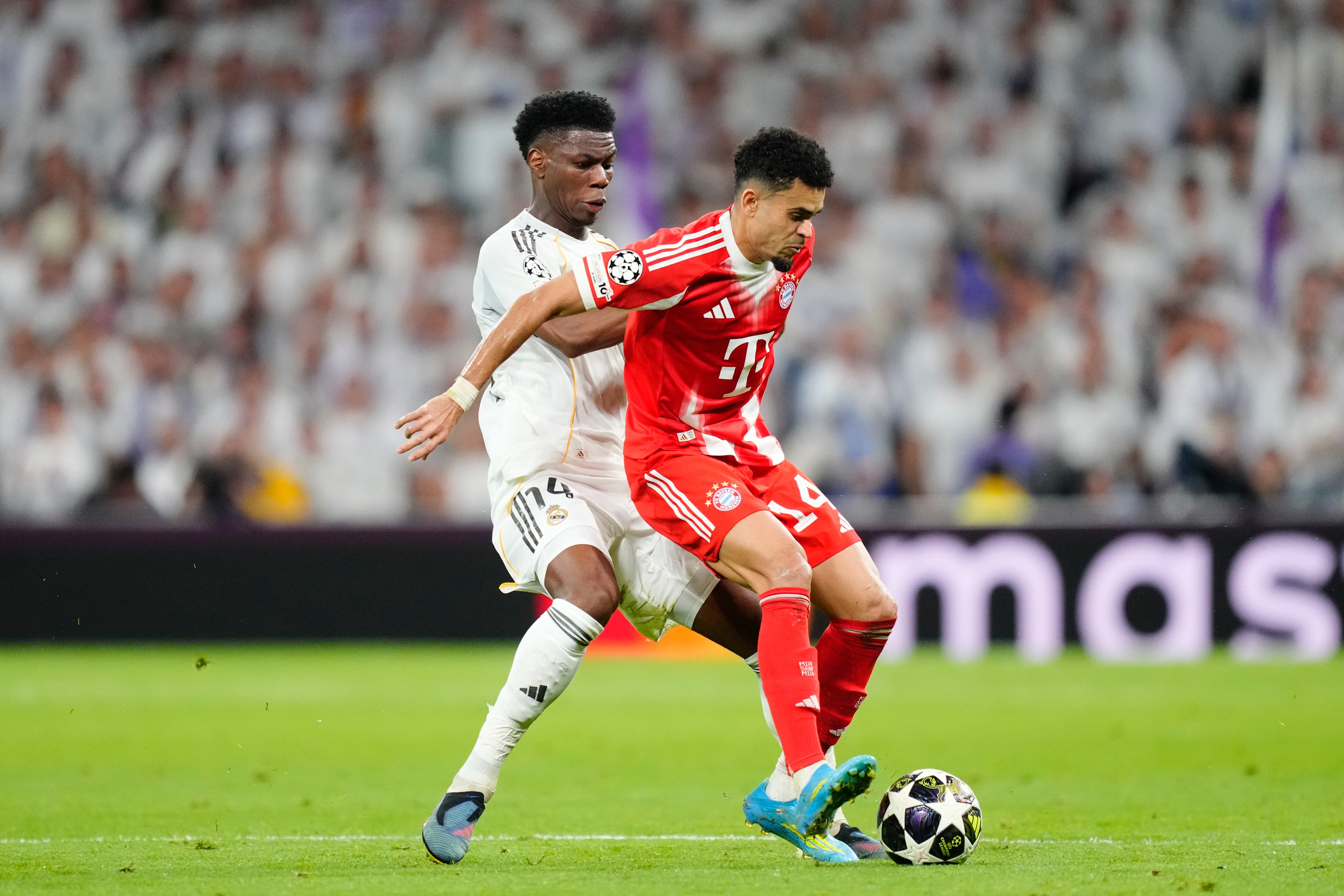 Aurelien Tchouameni con Luis Díaz.