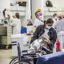 El principal -y más grande- hospital público del suroccidente de Colombia resiste con poco espacio en sus camas UCI para atender el alto número de pacientes covid que necesitan ventilación mecánica.