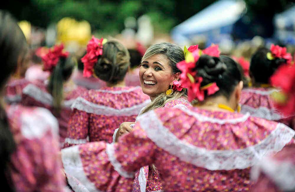 11. Con un desfile multicolor y desbordante de alegría, en el que las principales protagonistas fueron las tradicionales piloneras, se dio inicio —el jueves 27 de abril— al quincuagésimo festival de la Leyenda Vallenata en Valledupar.  Foto: Carlos Julio Martínez/ Enviado Especial de Semana