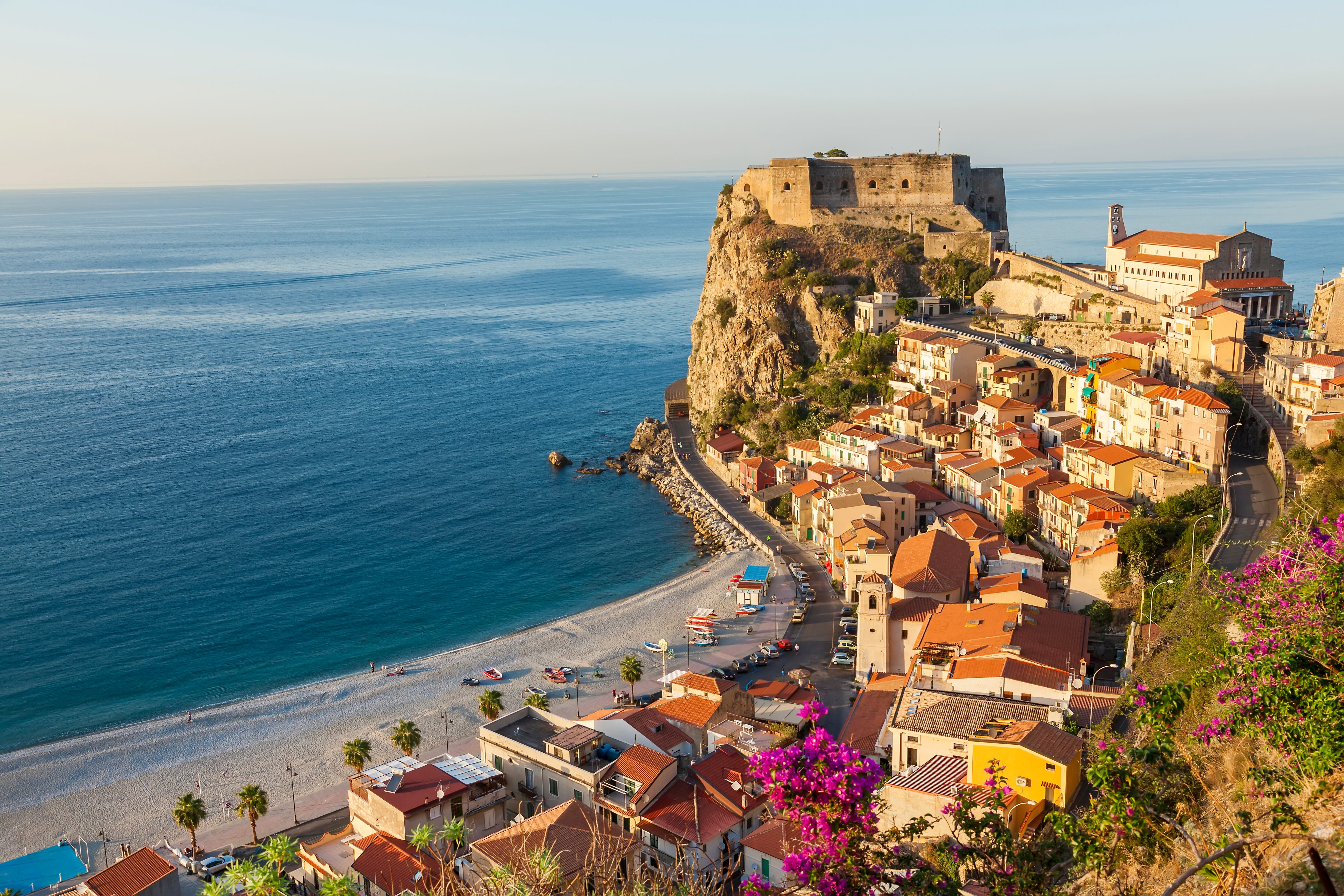 Imagen aérea del castillo Ruffo ubicado en Scilla, Calabria.