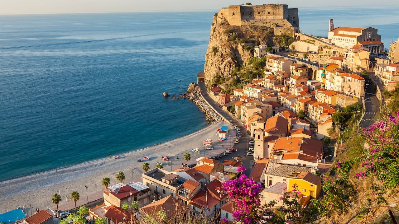 Imagen aérea del castillo Ruffo ubicado en Scilla, Calabria.