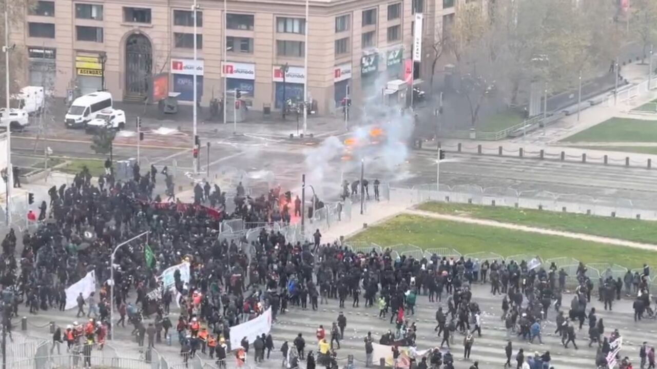 Encapuchados se enfrentaron a la fuerza pública chilena este domingo frente a La Moneda.