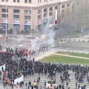 Encapuchados se enfrentaron a la fuerza pública chilena este domingo frente a La Moneda.