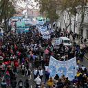 Archivo de marcha cerca del palacio presidencial durante una protesta mientras la inflación sigue golpeando a Argentina.