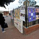 Dos mujeres observan las fotografías y los pendones colocados este viernes en la Plaza Central de Soacha, carteles ubicados por las 'Madres de Soacha'.
