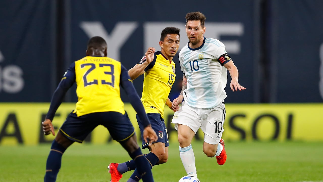 El último partido de Argentina recibiendo a Ecuador lo definió Messi con un gol de penal (1-0).