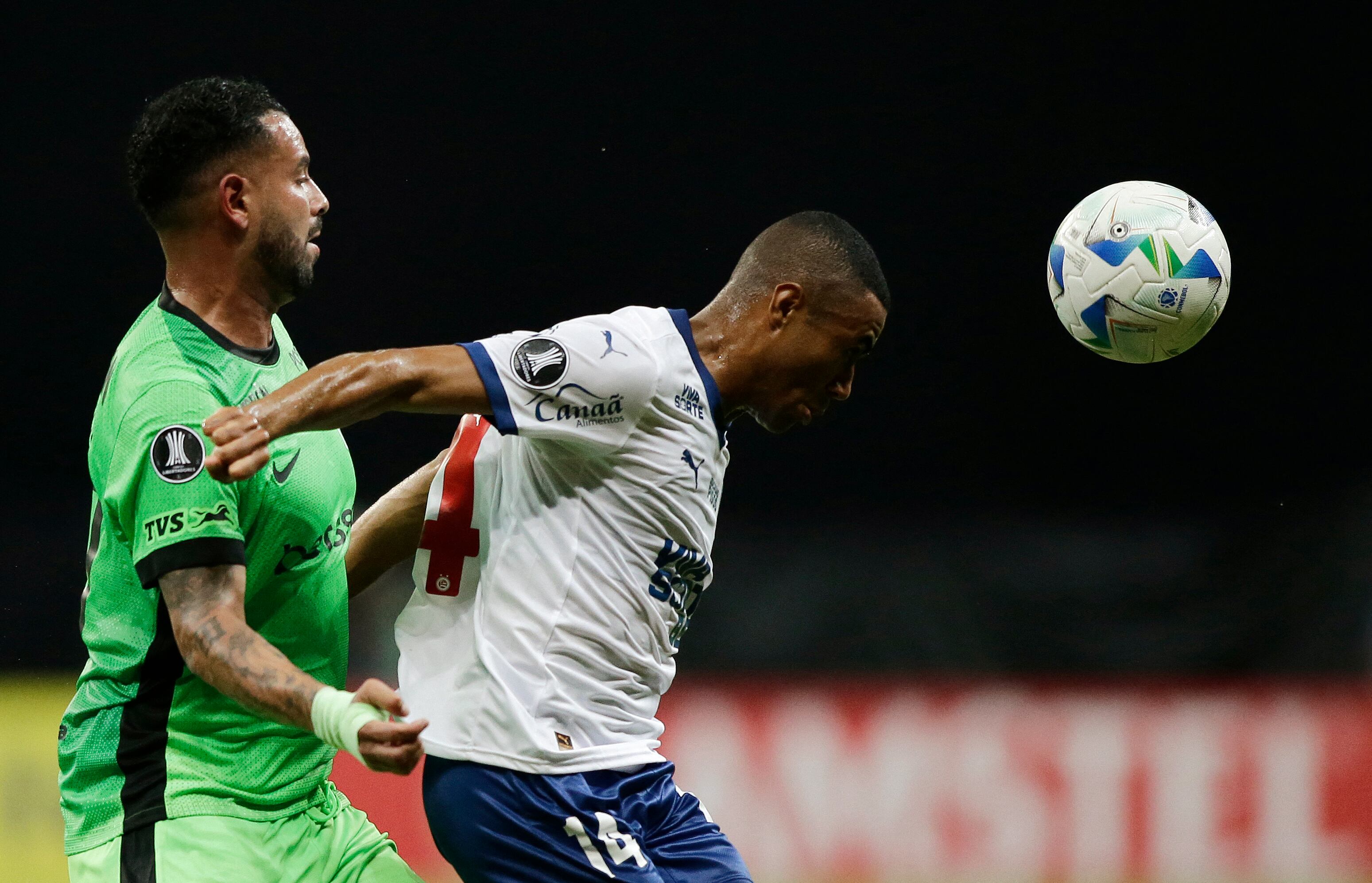 Atletico Nacional's midfielder #10 Edwin Cardona and Bahia's midfielder #14 Erick fight for the ball during the Copa Libertadores group stage football match between Brazil's Bahia and Colombia's Atletico Nacional at the Arena Fonte Nova stadium in Salvador, state of Bahia, Brazil, on April 24, 2025. (Photo by Arisson MARINHO / AFP)