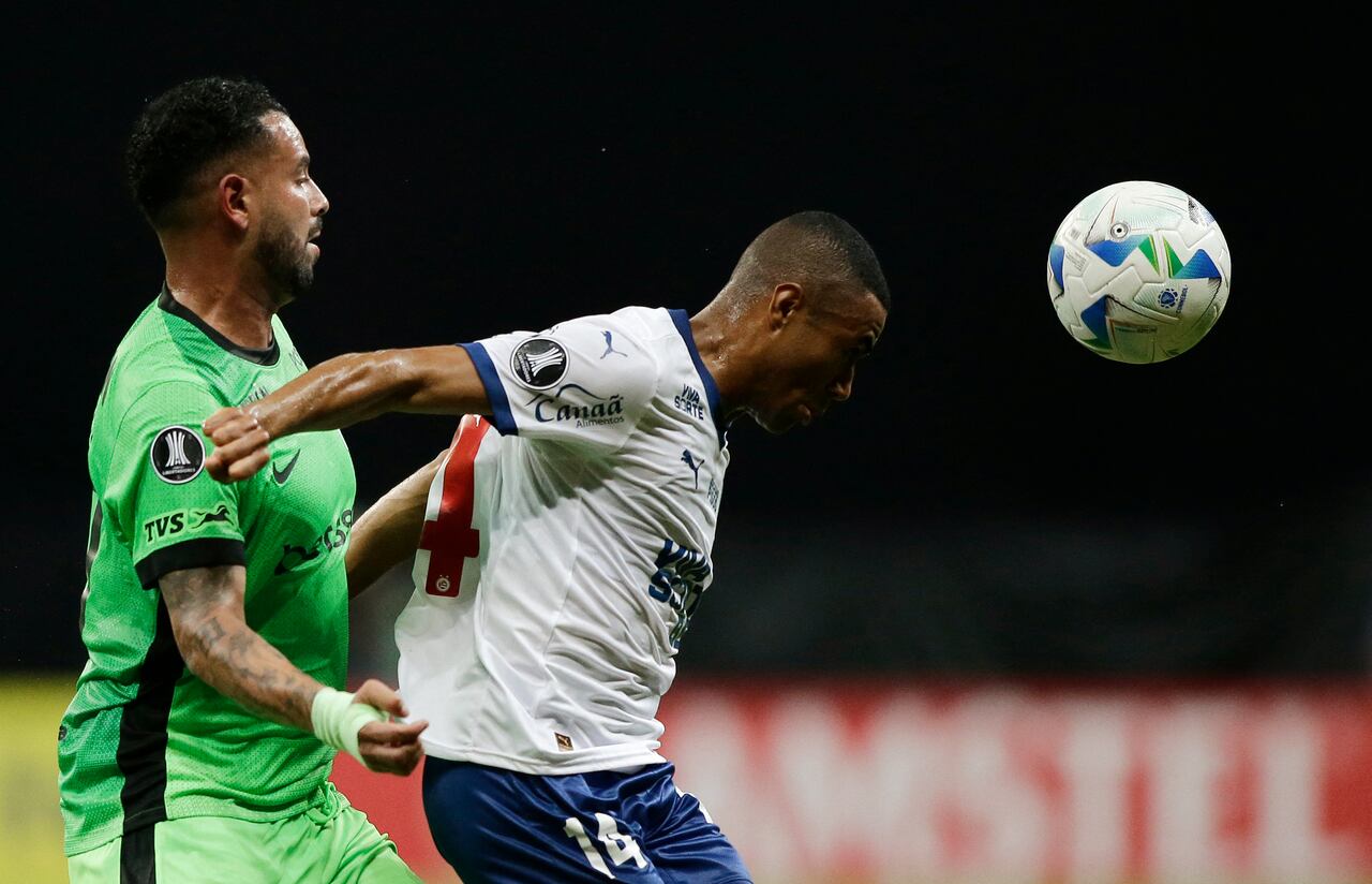 Atletico Nacional's midfielder #10 Edwin Cardona and Bahia's midfielder #14 Erick fight for the ball during the Copa Libertadores group stage football match between Brazil's Bahia and Colombia's Atletico Nacional at the Arena Fonte Nova stadium in Salvador, state of Bahia, Brazil, on April 24, 2025. (Photo by Arisson MARINHO / AFP)