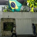 La bandera de Brasil ondea en la embajada de Argentina en Caracas, Venezuela, el jueves 1 de agosto de 2024.