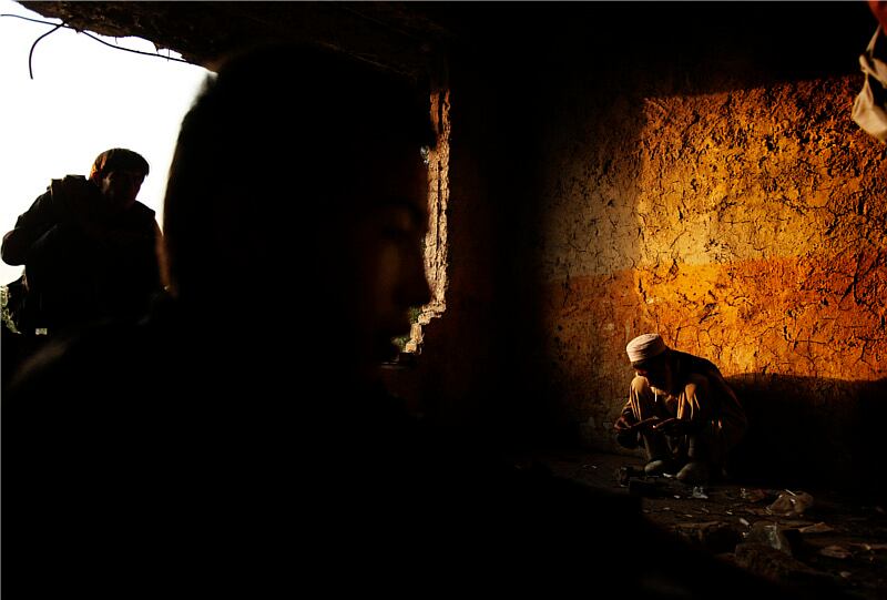 Un hombre inhala heroína en un edifico abandonado, donde antes quedaba el Centro Cultural de Rusia en Kabul, Afganistán. El sitio está ocupado actualmente por consumidores de drogas pese a que la guerra lo dejó casi en ruinas. Según el Departamento de Estado de los Estados Unidos, se estima que en el país hay dos millones de consumidores de drogas y que entre 50 mil y 60 mil están en Kabul. Las autoridades norteamericanas dicen que frenar el cultivo de amapola, que sirve para fabricar heroína, es su principal objetivo y que por eso han entrego 80 millones de dólares a Afganistán desde 2007.
