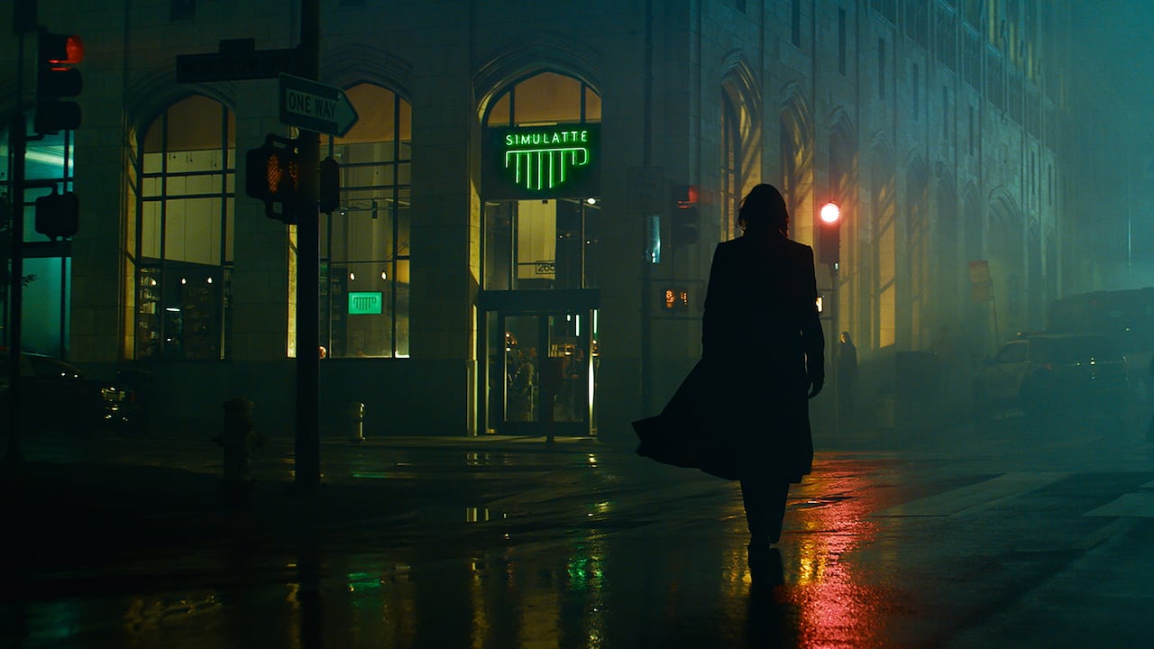 En Matrix Resurrecciones, Neo (Keanu Reeves) “resucita” para vivir nuevas aventuras.