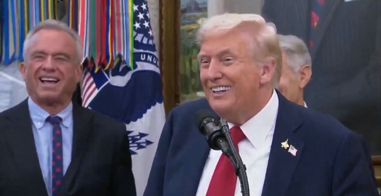 Trump bromeó tras el estornudo del funcionario