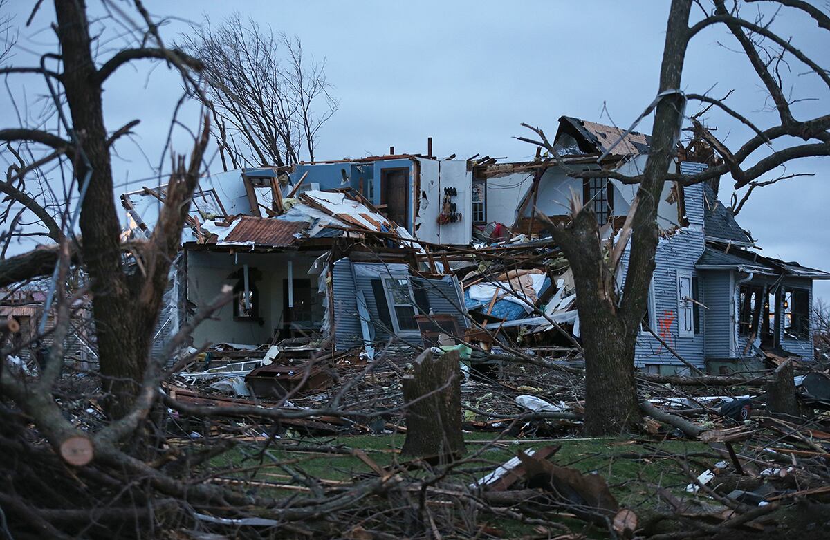 Una casa amanece destruida luego de un tornado que pasó en la noche del 9 de abril en la ciudad de Fairdale, Dakota del Norte, Estados Unidos. (AP)