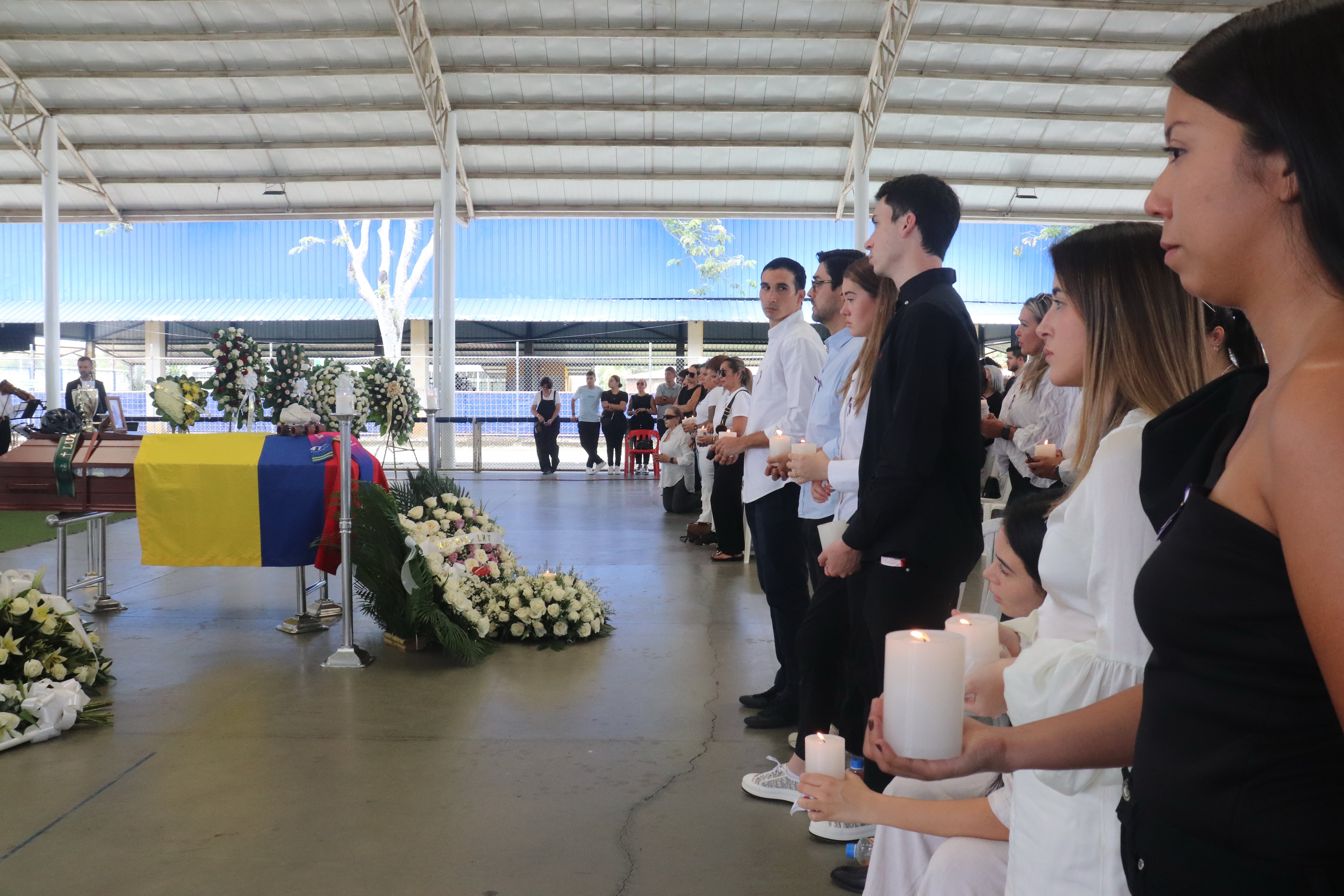 EN LE CENTRO DE EVENTOS LUZ MERY TRISTÁN SE CELEVRÓ EL FUNERAL DE LA EX CAMPONA MUNIDAL DE PATINAJE LUZ MERY TRISTÁN ASESINADA  POR SU NOVIO. AL ACTO ASISTIERON SUS HIJOS.