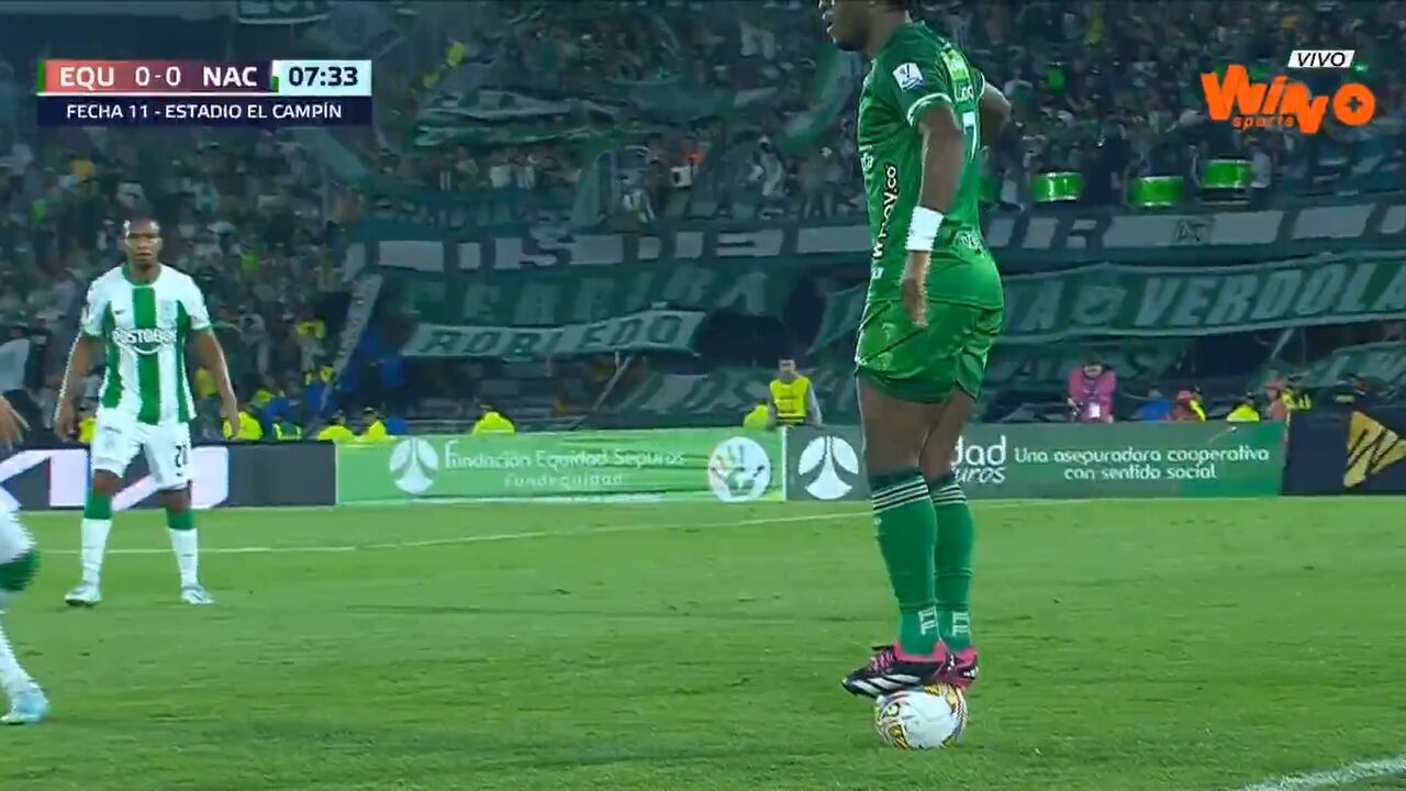 Kevin Londoño parado sobre el balón en el partido entre Nacional y Equidad