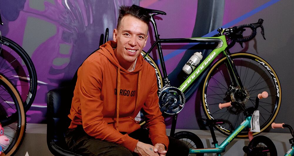 “Mijitos, muy emocionado de anunciarles que muy pronto podrán ver mi historia a través del Canal RCN. No se la pueden perder, vamos a reír y a llorar con este súper elenco”, escribió el ciclista en su cuenta en X, antes Twitter.