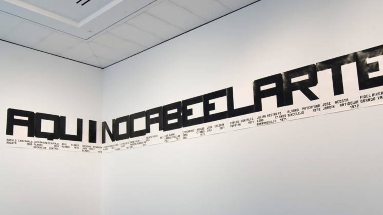 La frase está escrita letra por letra con pintura acrílica en 16 pliegos.