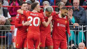 Luis Díaz (centro derecha) celebra con Andrew Robertson (izquierda), Diogo Jota y Mohamed Salah (derecha) tras marcar el primer gol del partido durante el partido de la Premier League en Anfield, Liverpool.