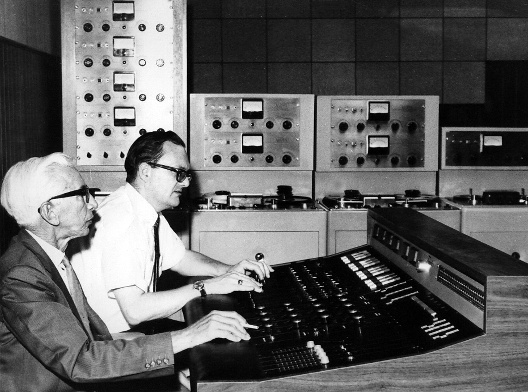 Antonio Fuentes no solo fue un gran artista y ejecutivo de la industria musical, también tenía tiempo para el deporte… Se destacó en caza, pesca, tiro al blanco, tiro con arco, lanzamiento de jabalina y campeón en salto con garrocha. De hecho participó en los Juegos Olímpicos Nacionales de Medellín en 1932. Fue allí donde conoció a su esposa doña Margarita Estrada. Foto: cortesía Discos fuentes.