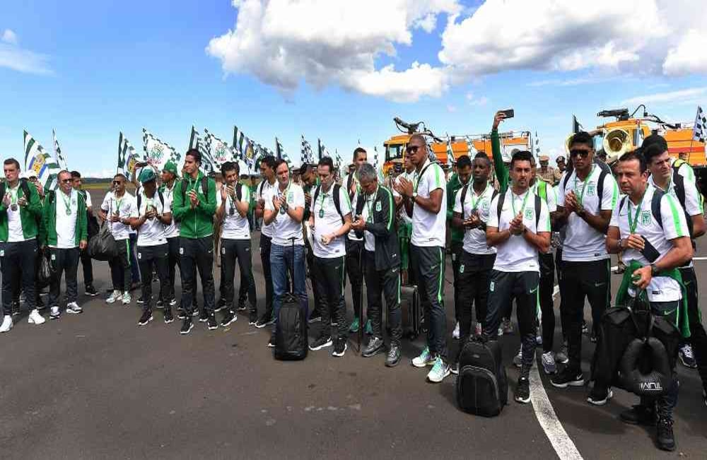 A pie de pista, el alcalde, directivos del club, así como el locutor de radio -y superviviente de la tragedia- Rafael Henzel, les condecoraron con unas medallas a la solidaridad. Foto: AFP