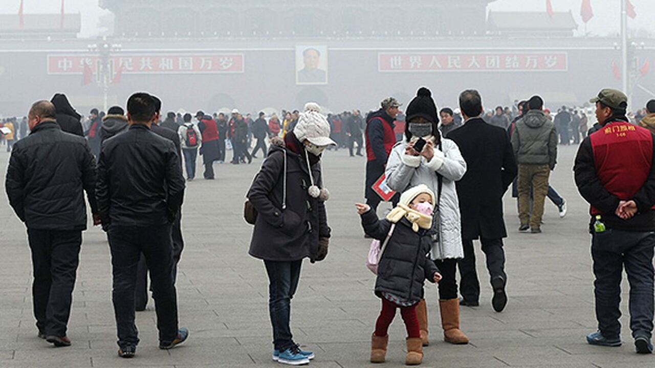 Las máscaras de protección se han convertido en una prenda habitual para los habitantes de Pekín.