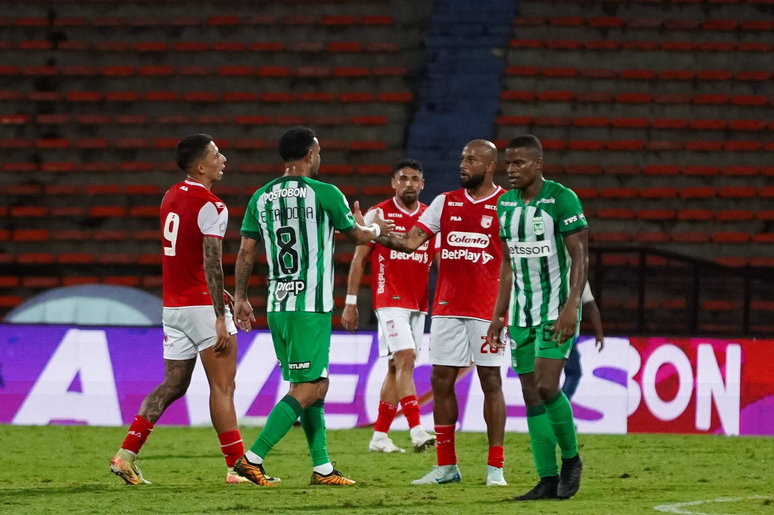 Jugadores de Nacional y Santa Fe se saludan tras el empate en el Atanasio Girardot