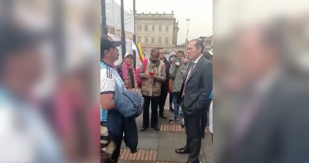Líderes y víctimas del Cesar se asentaron en la Plaza de Bolívar en Bogotá. El jefe de gabinete de la Alcaldía, Antonio Sanguino, habló con ellos.