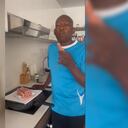 Faustino Asprilla, futbolista retirado, comiendo salchichas