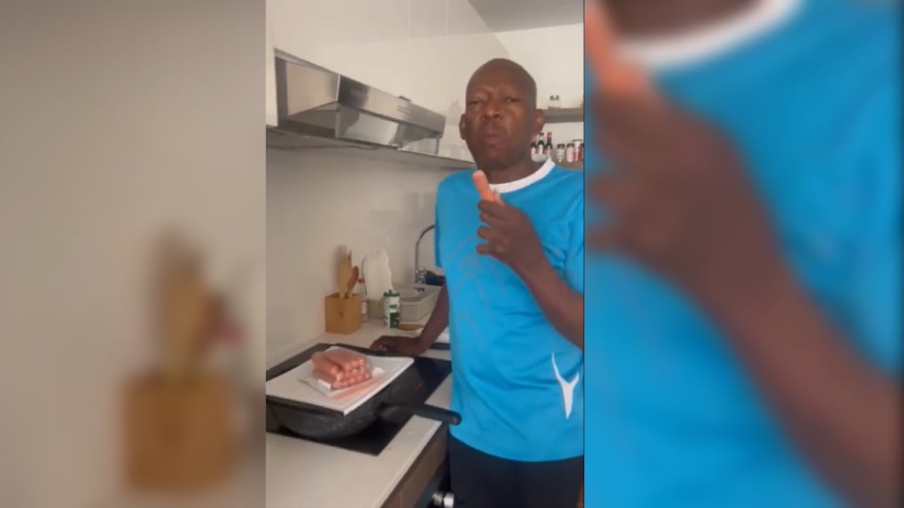 Faustino Asprilla, futbolista retirado, comiendo salchichas