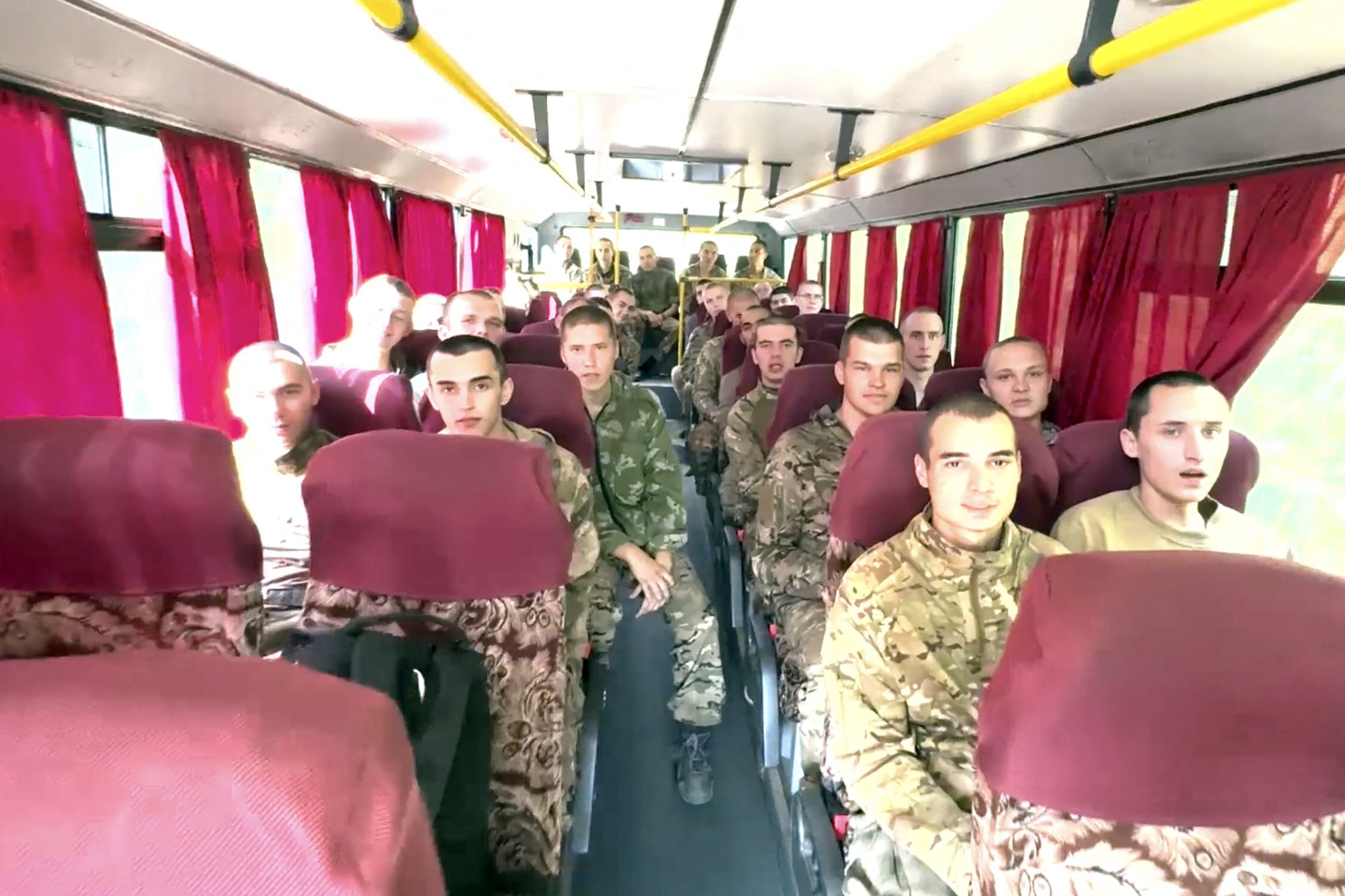 Este vídeo tomado de un material publicado por el Ministerio de Defensa ruso el 14 de septiembre de 2024 muestra a prisioneros de guerra rusos sentados en un autobús después de un intercambio en un lugar no revelado. Rusia dijo el 14 de septiembre de 2024 que intercambió 103 soldados ucranianos cautivos por un número igual de prisioneros de guerra rusos en un acuerdo de intercambio negociado por los Emiratos Árabes Unidos.