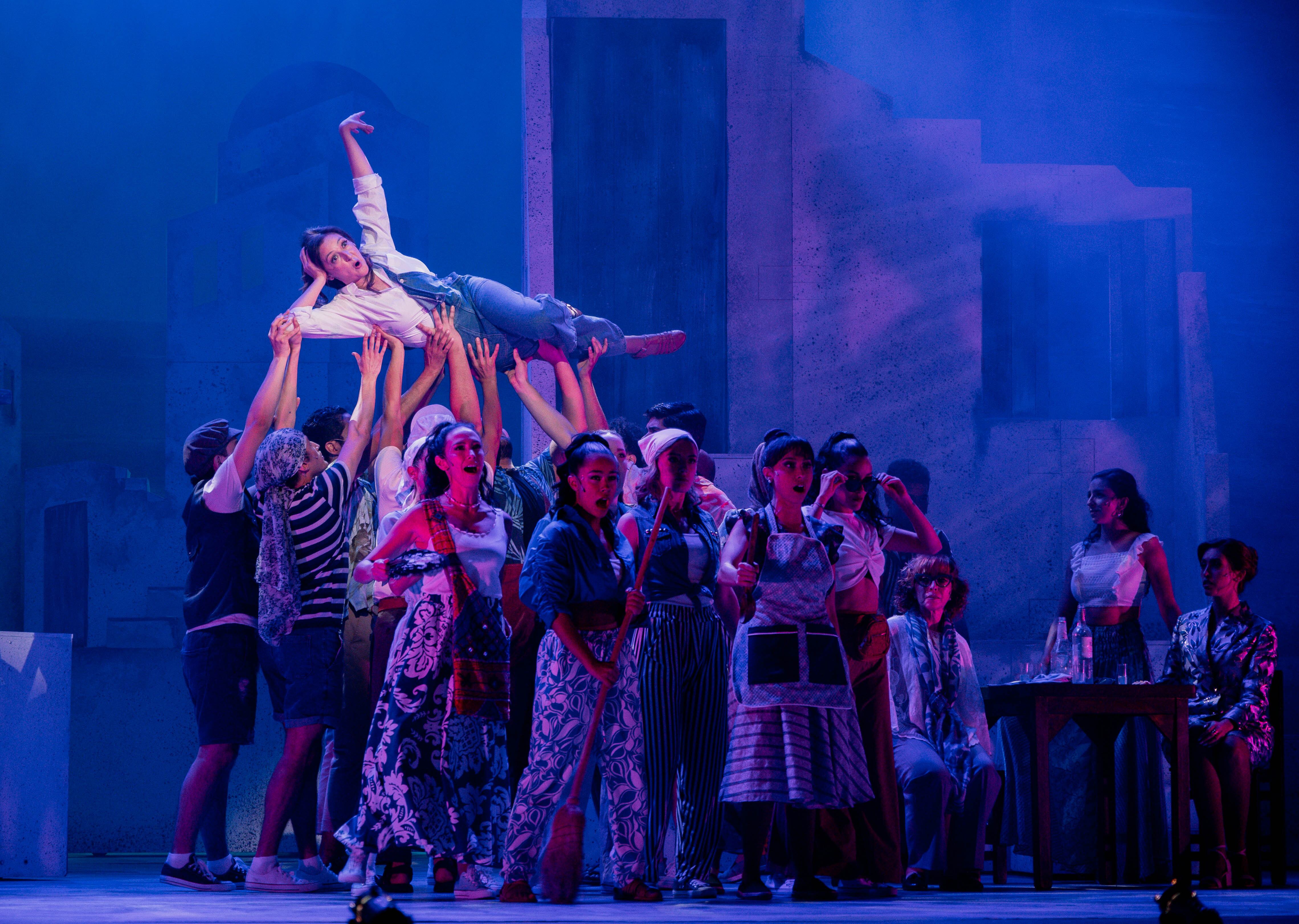 El musical pone a bailar a la capital colombiana con 120 minutos de la música de Abba.