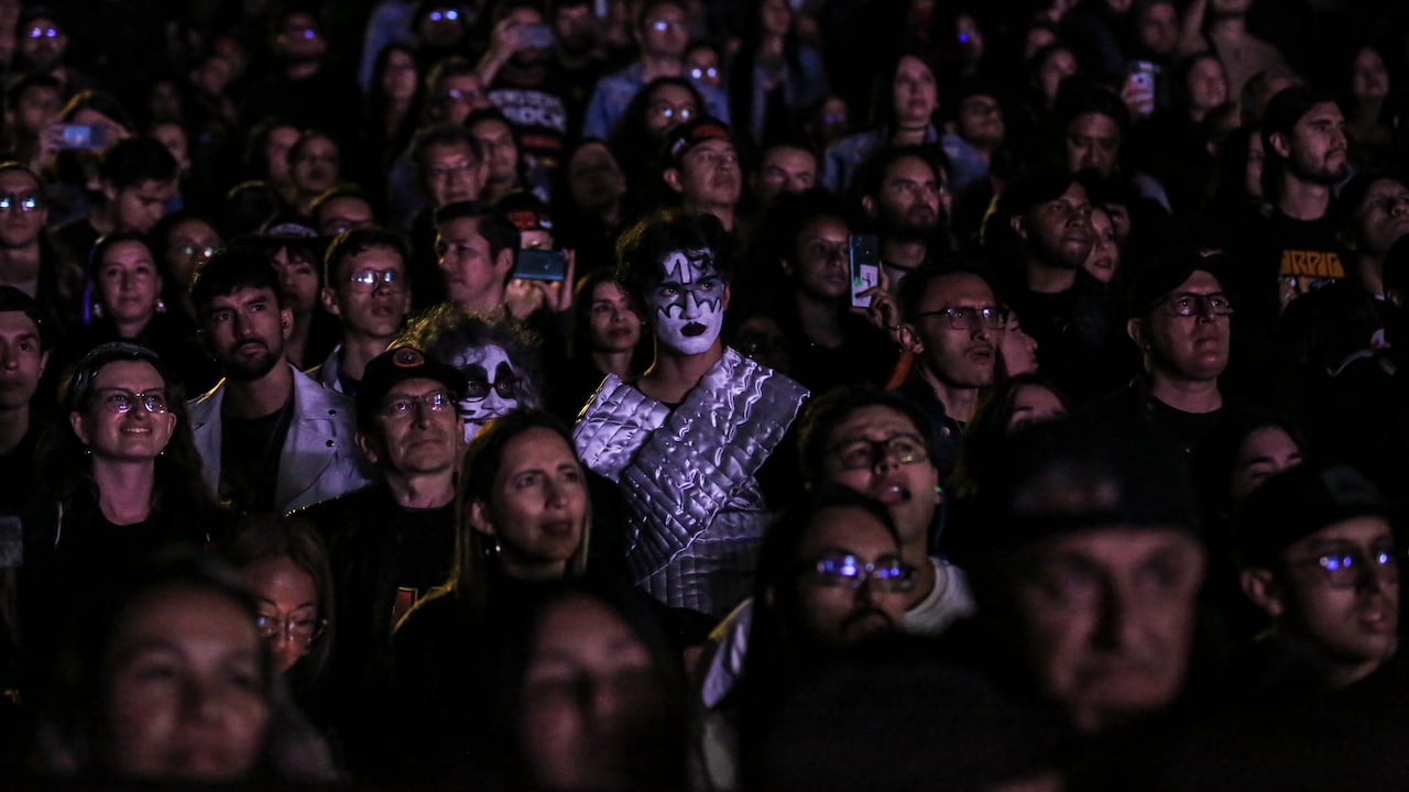 En la audiencia de Kiss, incluso cuando Ace Frehley ya no estaba con ellos, aparecía su huella sonora y su característico maquillaje. Su legado se mide en riffs y solos inolvidables y en actitud.